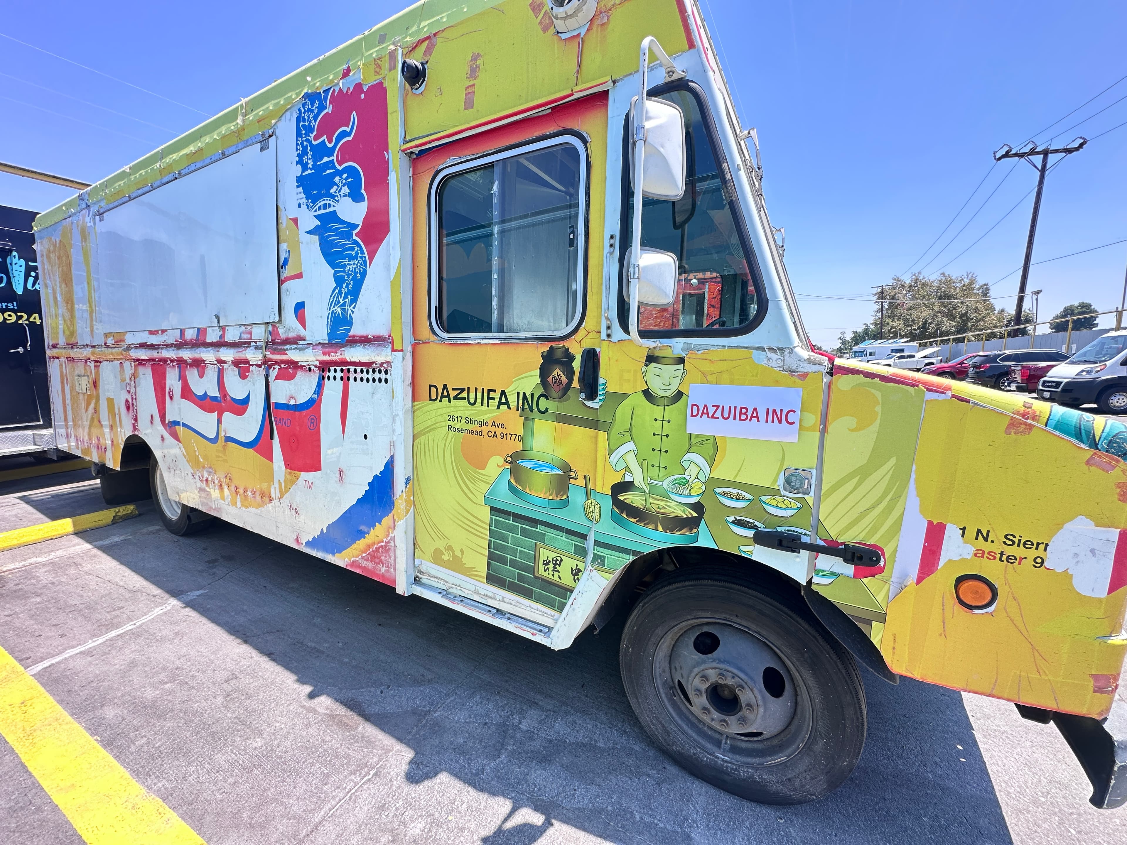 DAZUIBA LA food truck serving customers at night